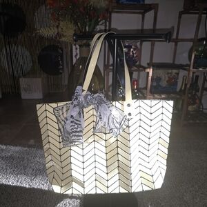 💫 Geometric Chevron Design Tote Bag In Cream And Black - EUC